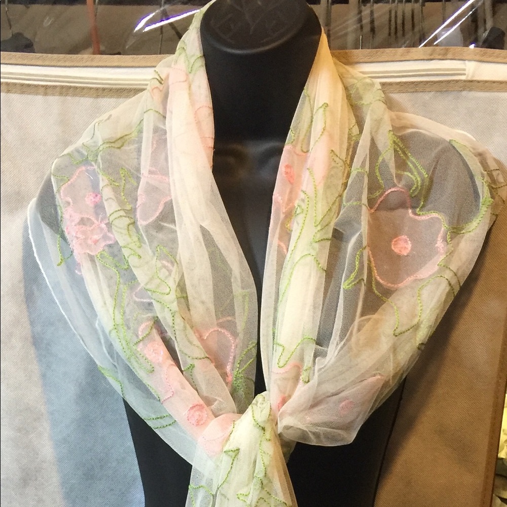 Scarf (shoulder wrap)